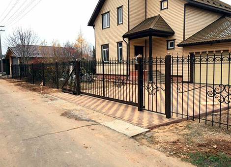 Откатные кованые ворота с автоматикой